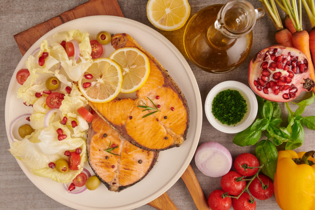 delicious-cooked-salmon-fish-fillets-grilled-salmon-fish-fillet-fresh-green-lettuce-vegetable-tomato-salad-balanced-nutrition-concept-clean-eating-flexitarian-mediterranean-diet